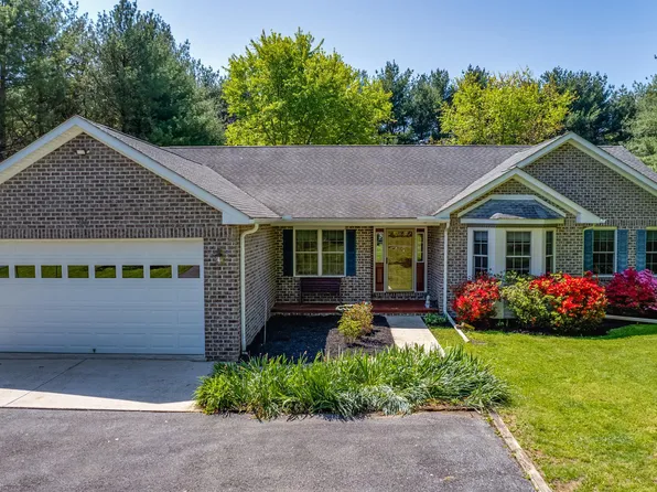 95 Sheffield Ln, Falling Waters, WV 25419