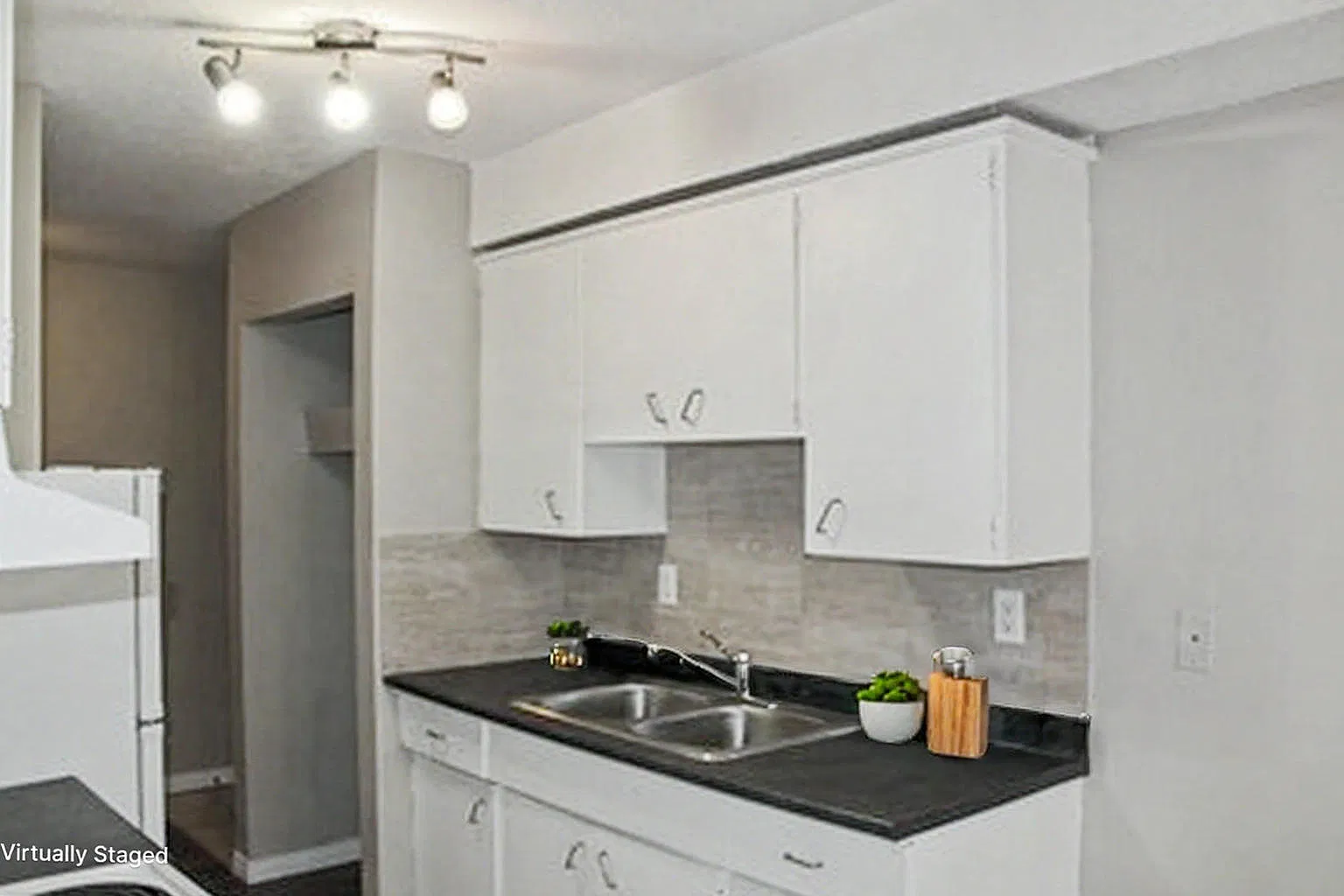 Eastwood Manor Apartments — Photo 4
