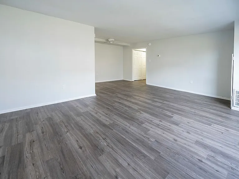 Tomlinson Court Apartments — Photo 14