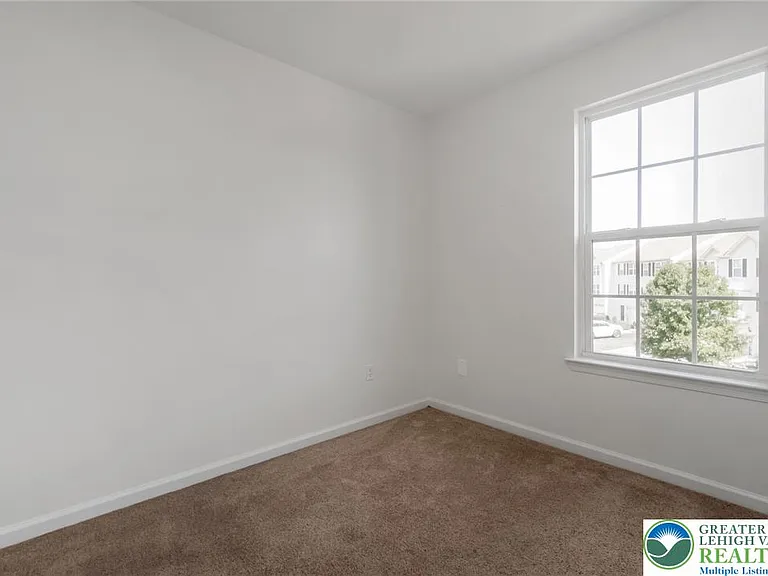 1096 Sparrow Way — Photo 40