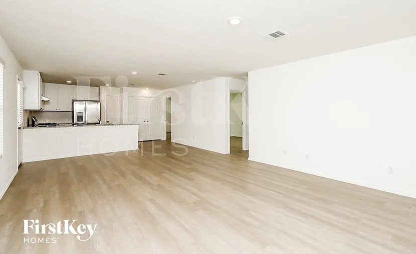 3 bed, 2.0 bath, 1266 sqft, $1,660 — Photo 3