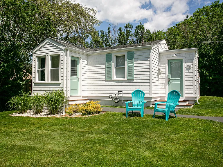 113 Aquidneck Ave — Photo 1