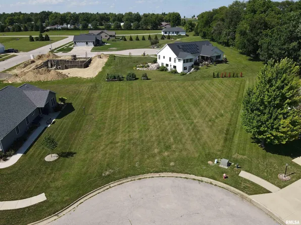 35 Maple Leaf Ct, Eureka, IL 61530
