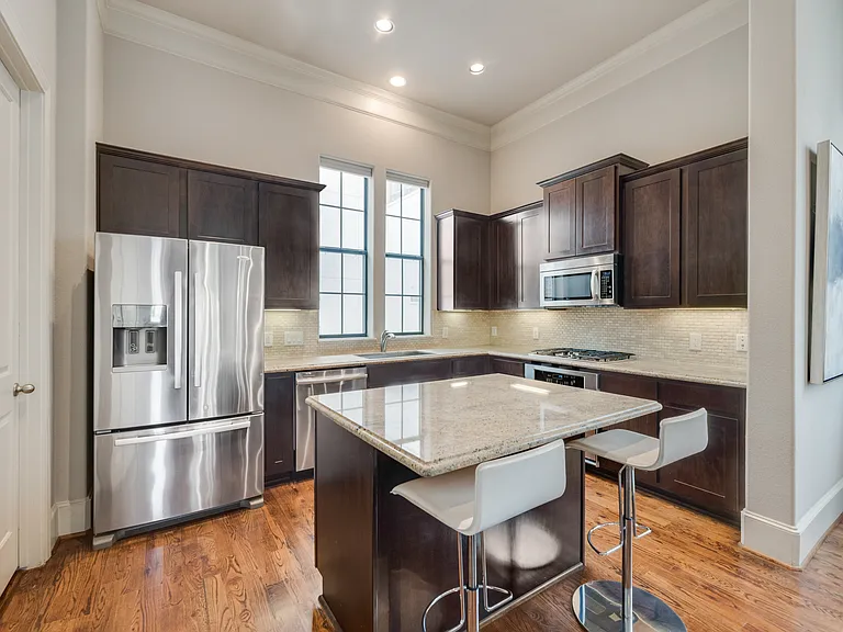 425 S Cesar Chavez Blvd — Photo 8