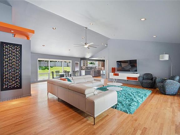 4th image of 6723 W 66th St
