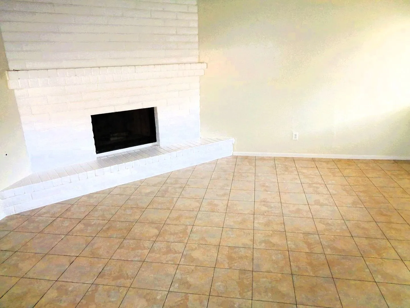 Adorable Single Level Eastside Duplex With Evaporative Air Located In Quiet Neighborhood — Photo 3