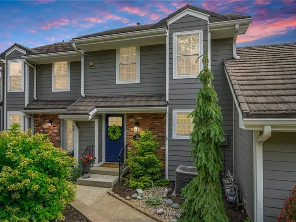 202 NE Bayview Dr, Lees Summit, MO 64064