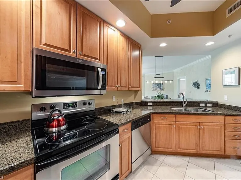 5068 Annunciation Cir #4210 — Photo 10