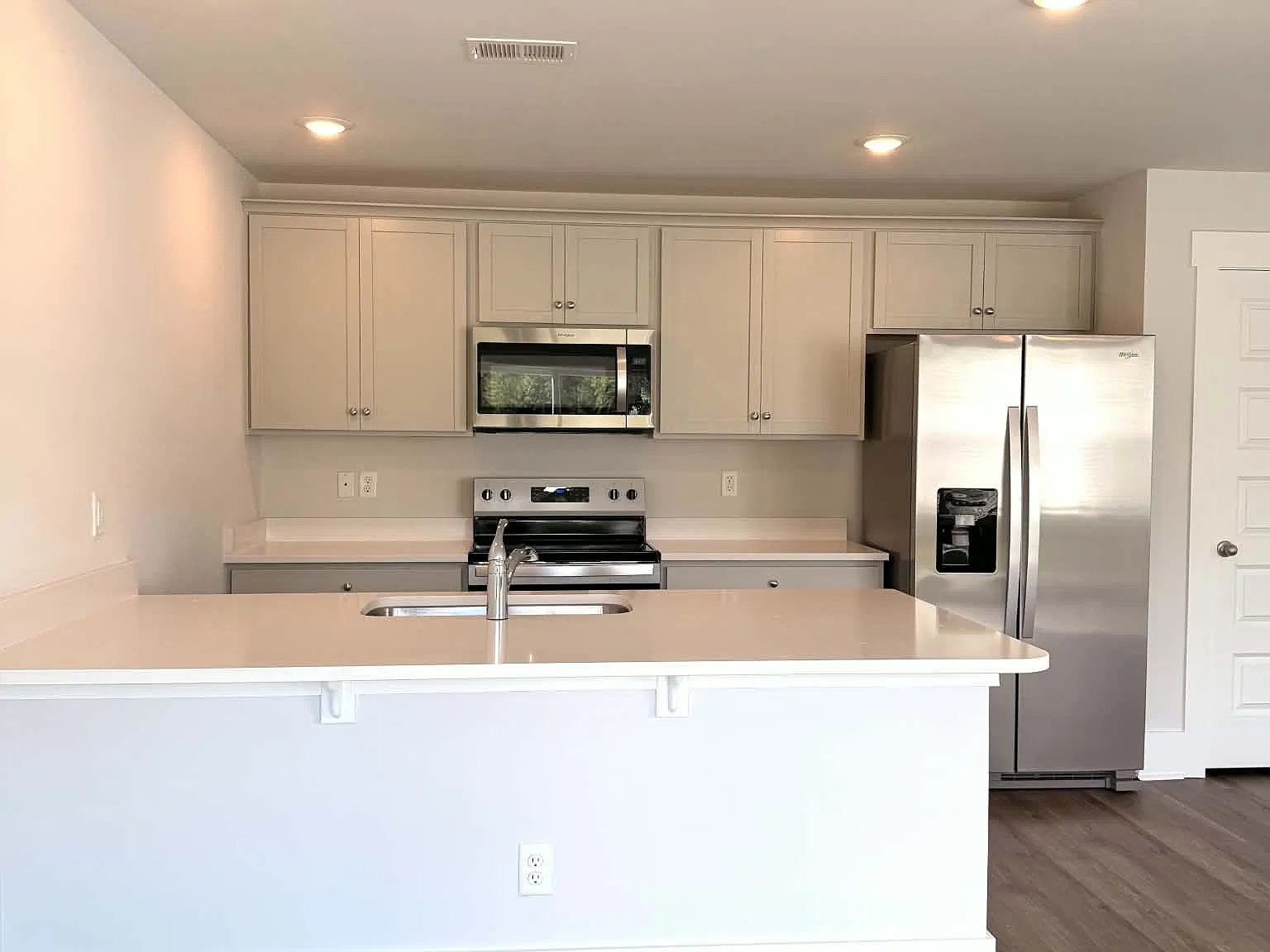 4 bed, 2.5 bath, 1555 sqft, $2,100 — Photo 4