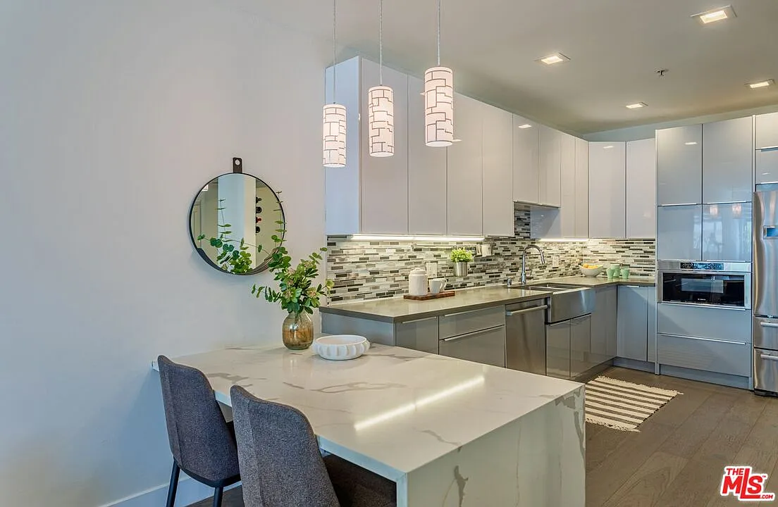 3 bed, 3.0 bath, 2141 sqft, $8,500 — Photo 4