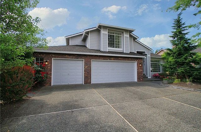 Murray Franklin resale--quality throughout.  Extended 3-car gara