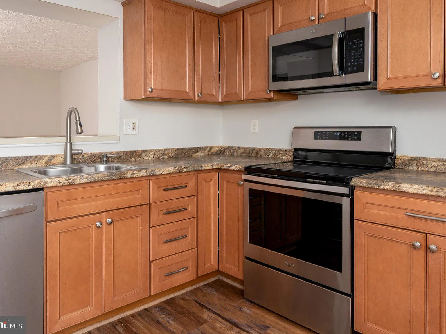 3 bed, 2.5 bath, 1680 sqft, $2,500 — Photo 2