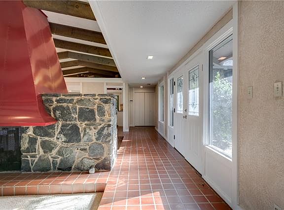 2nd image of 3016 Sherwood Ln