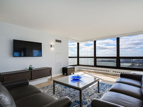 5th image of 360 E Randolph St APT 4203
