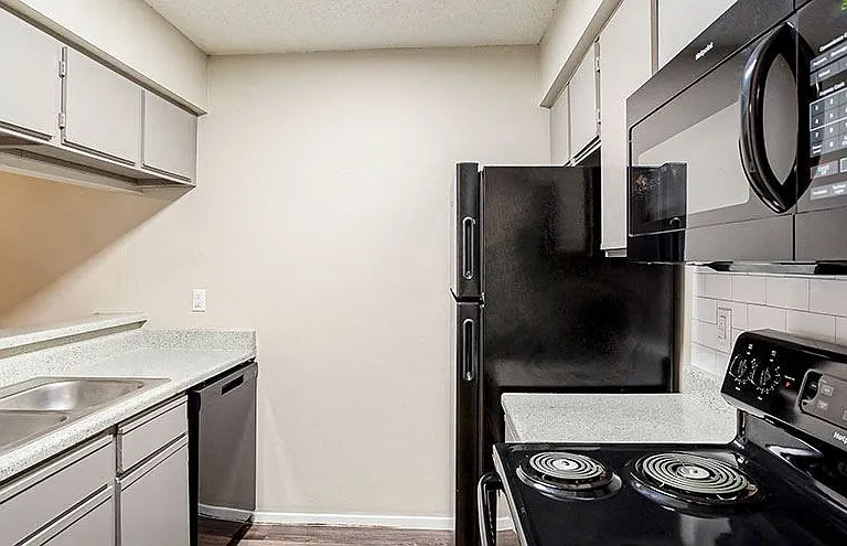 Brooksfield Apartments — Photo 6