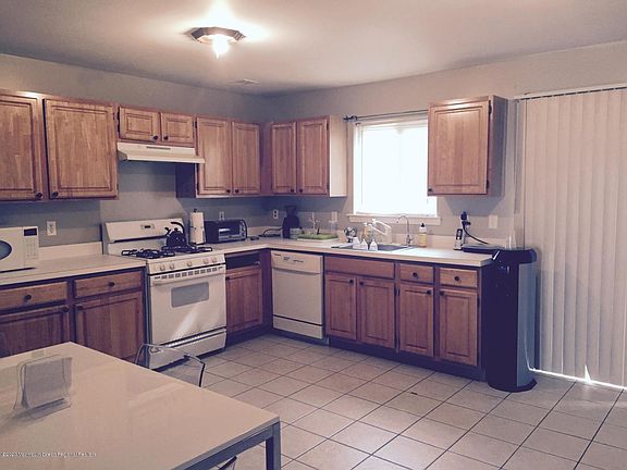 4th image of 10 Waterview Dr