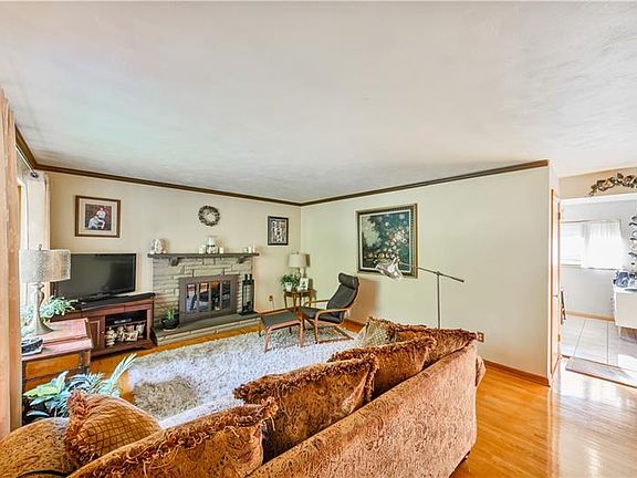 3rd image of 21 Ellen Dr
