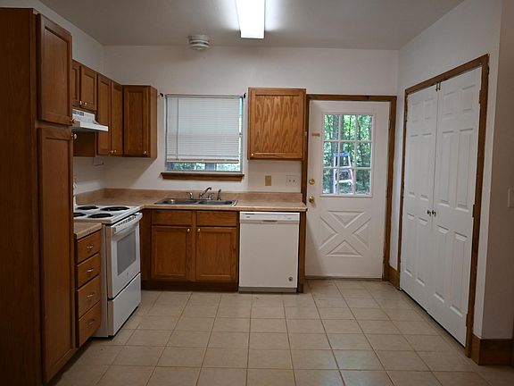 Kitchen/Dining area w/back door