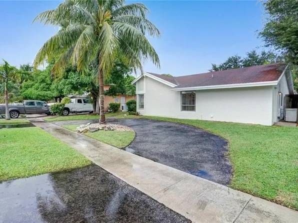 8221 SW 3rd Ct, Pompano Beach, FL 33068