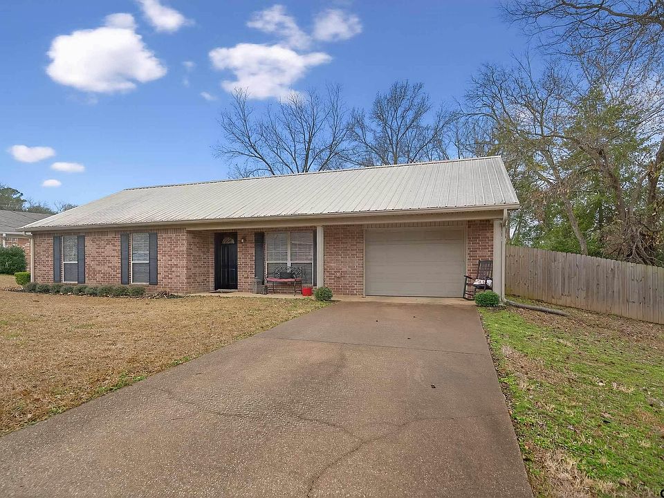 1st image of 823 Willowcreek Dr