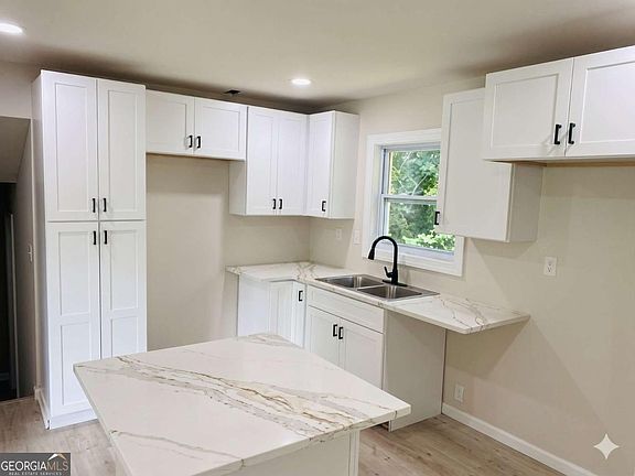 5th image of 3211 Thrasher Cir