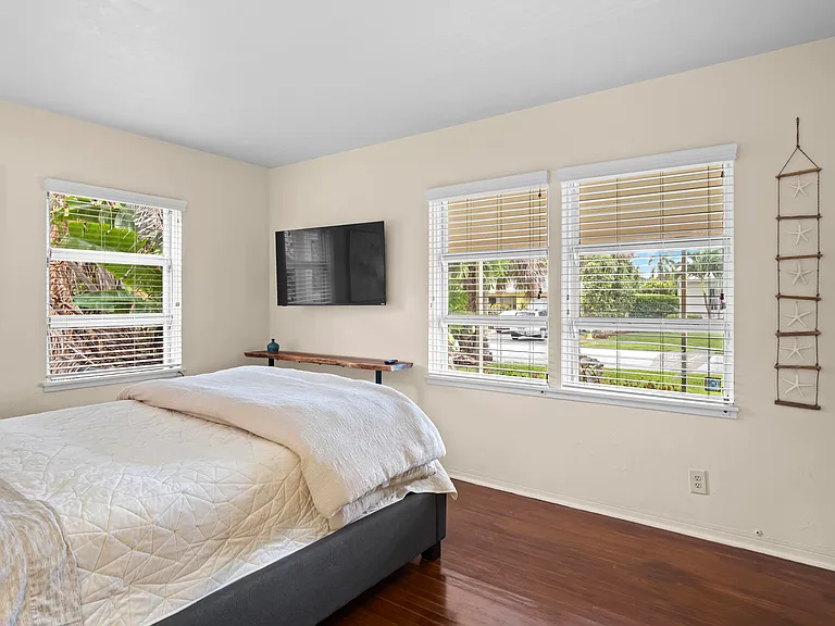 15 N Swinton Cir — Photo 19