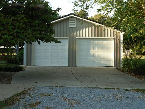 Detached dbl garage w/shop