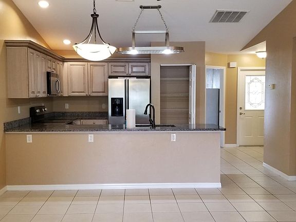 3rd image of 606 SE 13th Pl