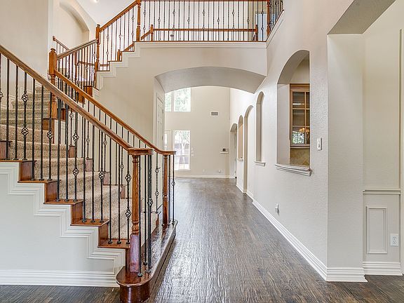 4th image of 6898 Valley Brook Dr