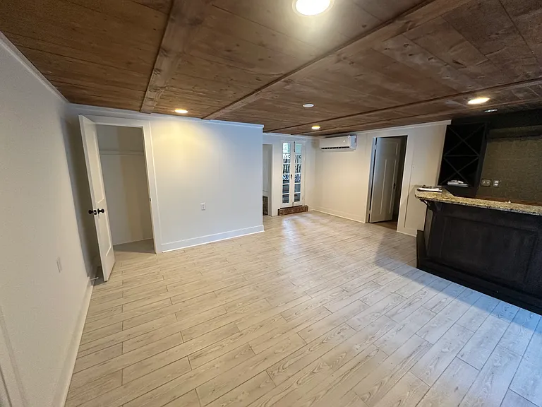 6423 S Claiborne Ave — Photo 8
