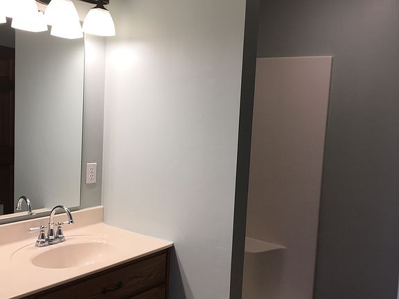 4th image of 823 Hillcrest Dr