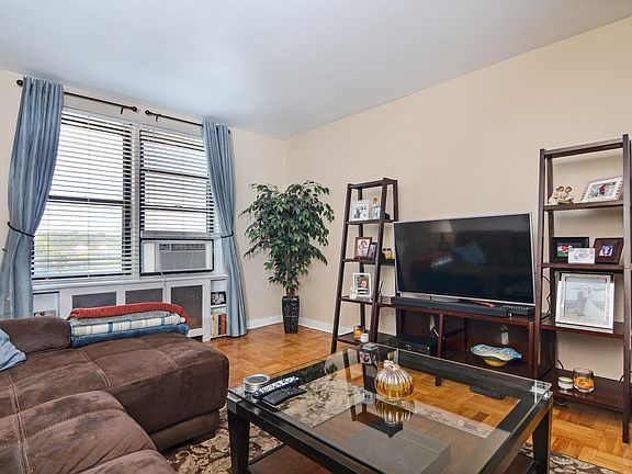 5th image of 10 Franklin Ave APT 1B