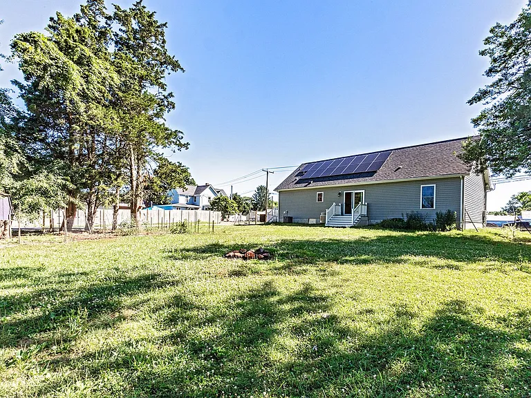 582 Railroad Ave — Photo 2