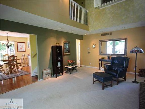 5th image of 1221 W Geneva Dr