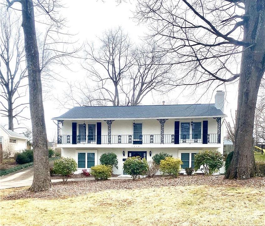 2nd image of 1219 Onslow Dr