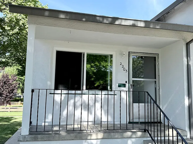2205 O St — Photo 2