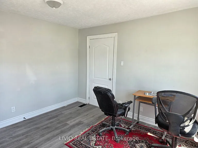 323 Queen St E — Photo 15