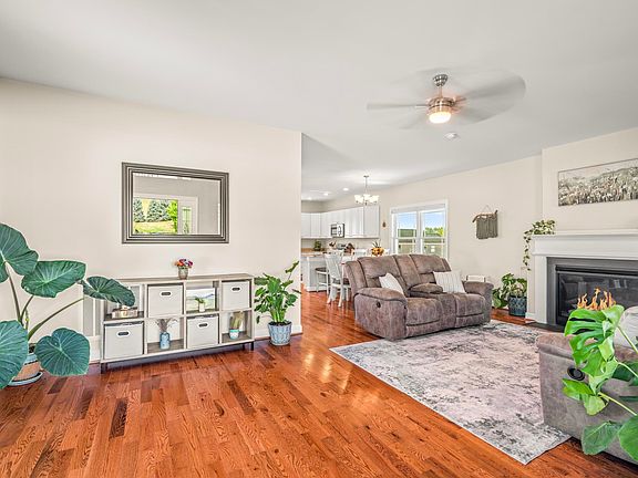 5th image of 260 Windsor Dr