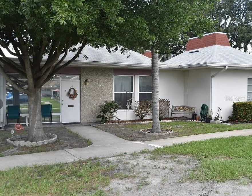 2 bed, 1.0 bath, 825 sqft, $1,300 — Photo 2