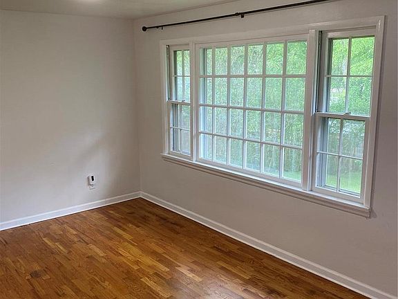3rd image of 760 Perry Ave