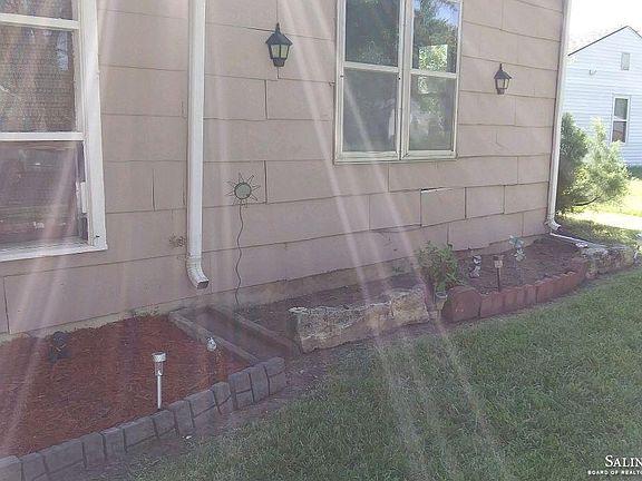 4th image of 827 Seneca Ave
