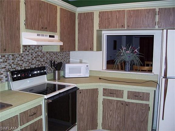 Roomy fully-equipped kitchen with like-new smooth-top range