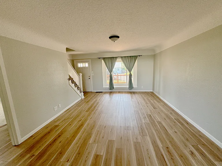 116 NE James St — Photo 3