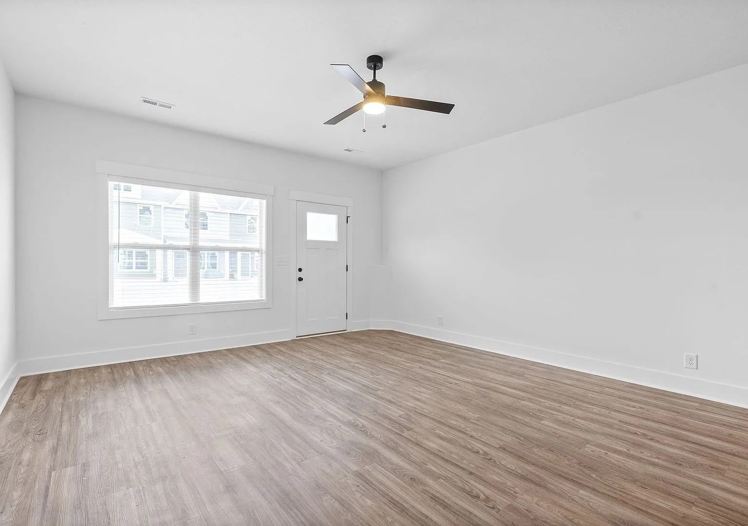 Luxury Townhome For Rent Near Billy Dunlop Park! — Photo 3
