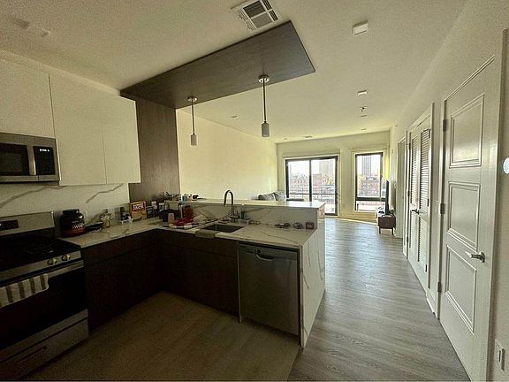2nd image of 40 William St #613