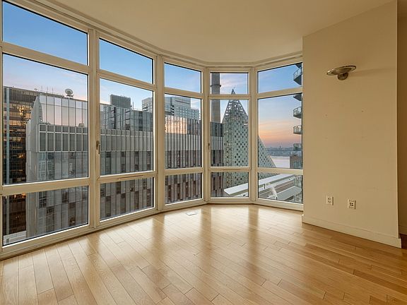 5th image of 555 W 59th St APT 21C