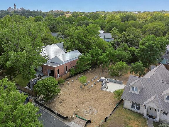 4th image of 2602 Little John Ln