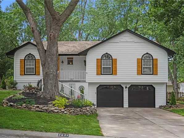 2421 NW Acorn Dr, Blue Springs, MO 64014