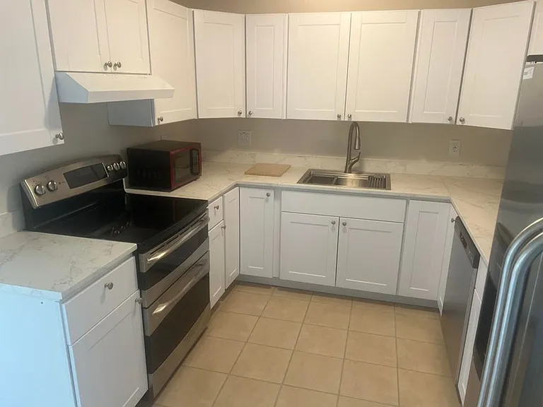 2410 SW 44th Ave — Photo 1