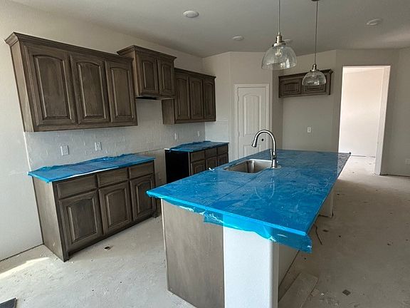4th image of 802 Juneau St